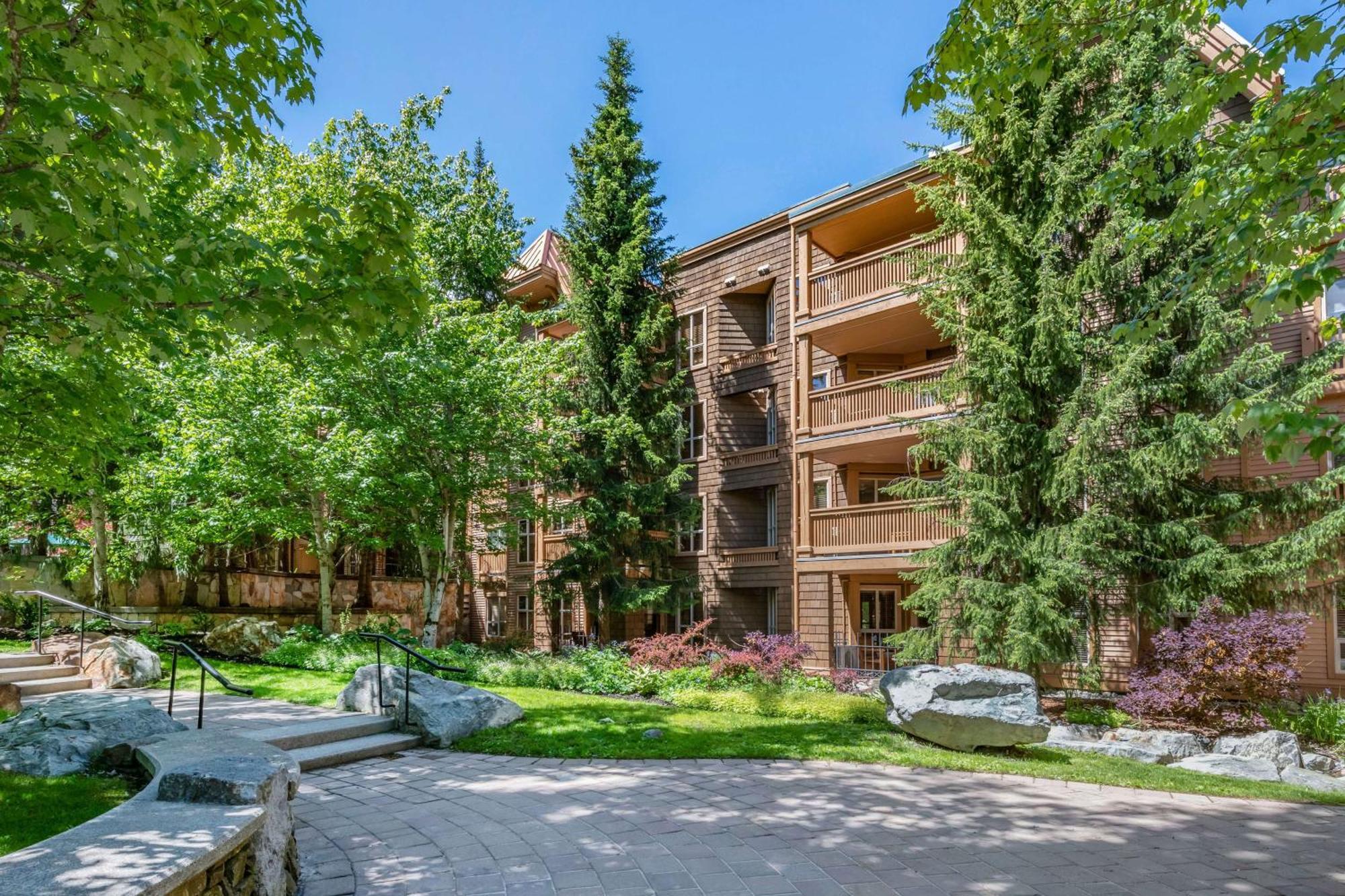 Hilton Grand Vacations Club Whistler Hotell Exteriör bild
