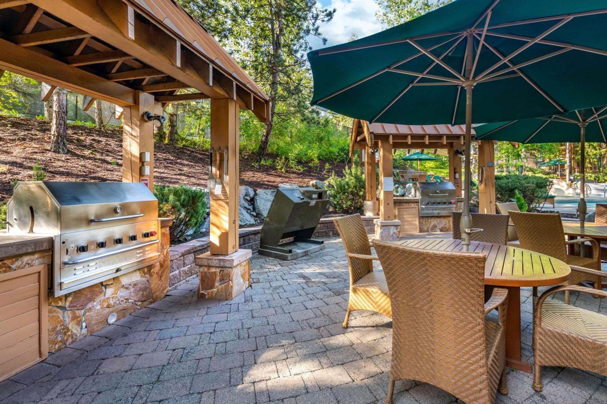 Hilton Grand Vacations Club Whistler Hotell Exteriör bild
